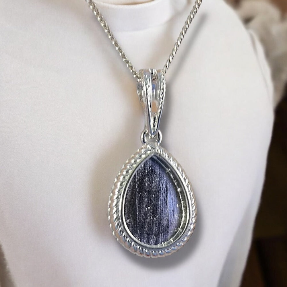 Rope edge teardrop pendant necklace